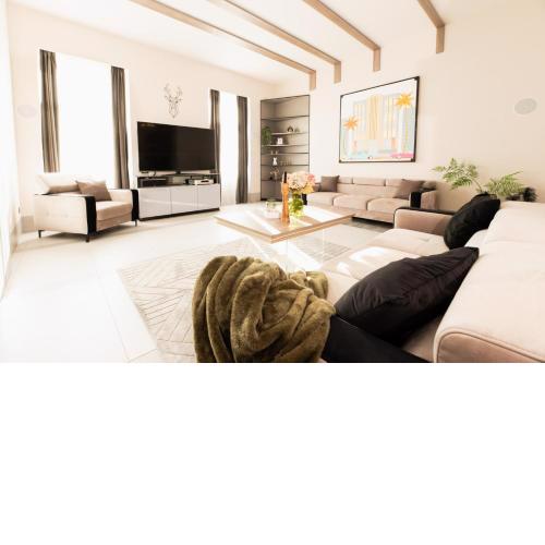Luxurious Grand Deco Suite on the St Stephen Road