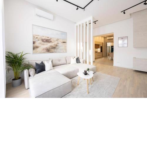 Luxurious & Spacious Central Residence with Balcony