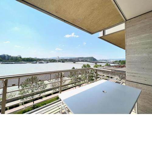 luxury apartment with a beautiful view of the Danube, free spa - wellness and car parking in the center of the city