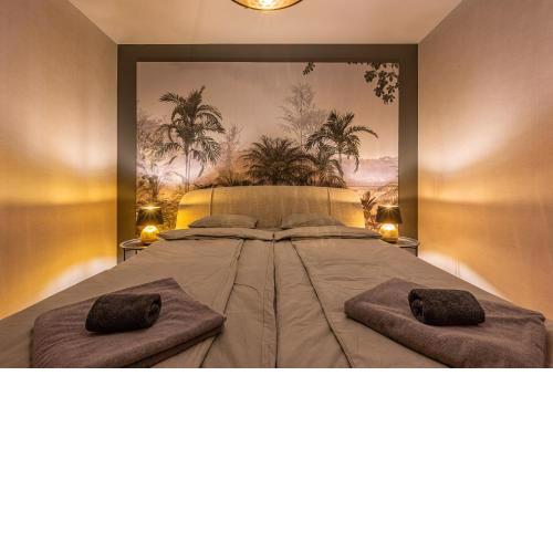 Luxury condo w balcony next to Andrassy road