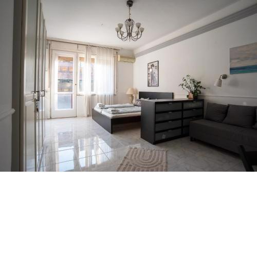 Madach Square Residence