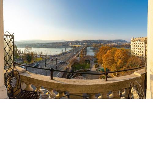 Magical Danube view in a spacious two bedroom suite next to Parliament