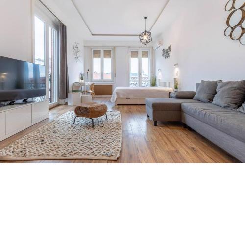 Midtown Gleaming Apartment
