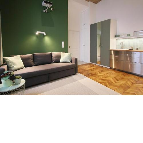 Modern Green Apt w FREE Parking, Projector,Netflix