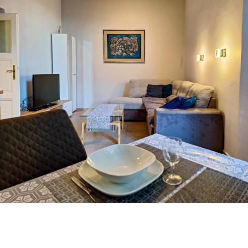 Modern Parkside Garden View Apartment