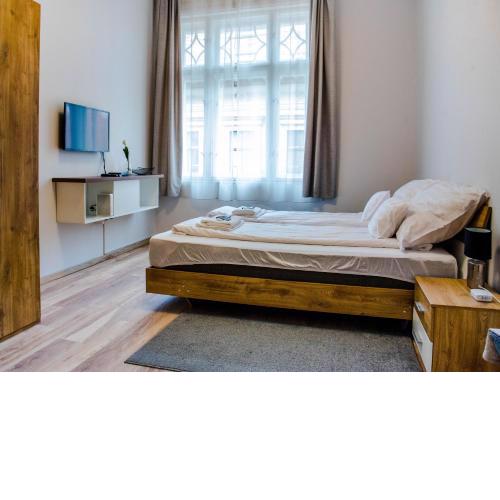 Molnar Apartment Cozy City Center Retreat for 2 AC & Perfect Location!