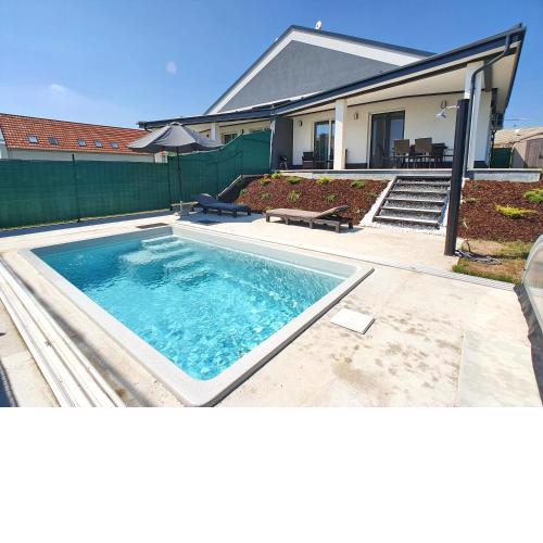 no 121 holiday house Csaba with heated and covered pool