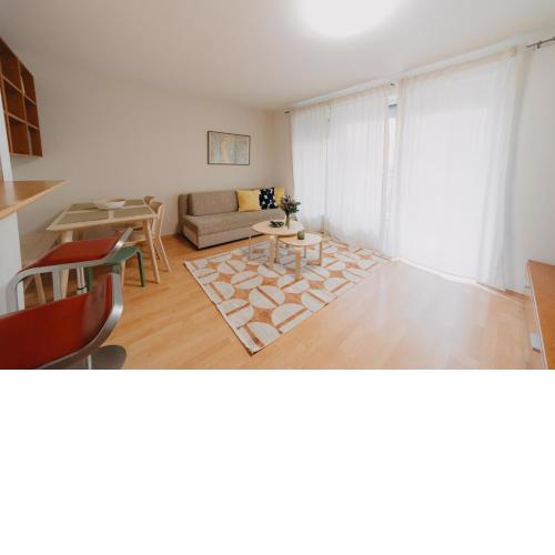 OrangeHomes One bedroom art apartment