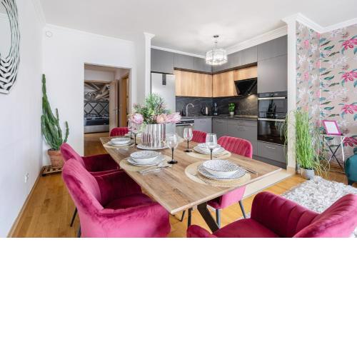 Penthouse three bedrooms, three balconies apartment with free parking in Kiraly street
