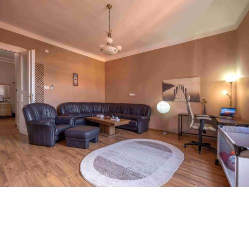 Pinnacle Apartment with balcony