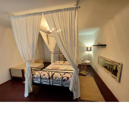 Purple romantic apartman