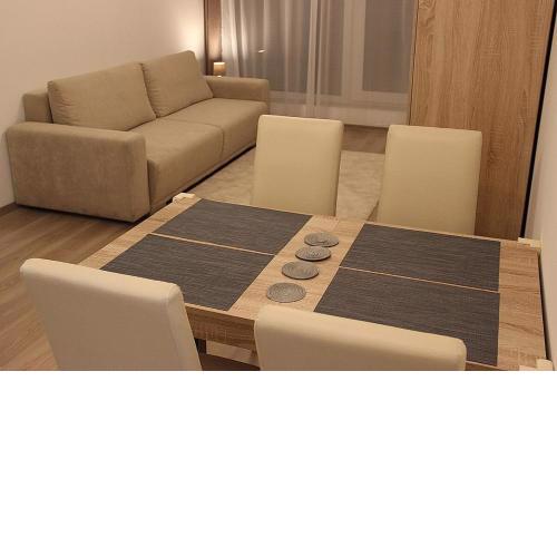 Quiet flat near Downtown, with FREE garage