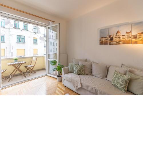 Riverside Balcony Apartment with view to Danube