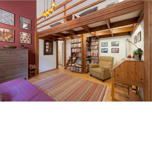 Secluded mezzanine studio near Astoria
