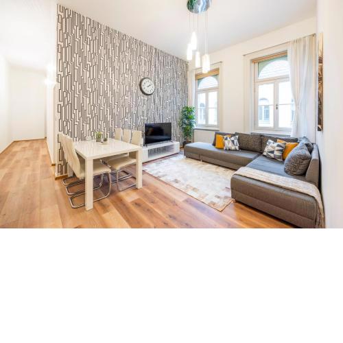 Spacious & Cozy Central Apartment w/ Terrace