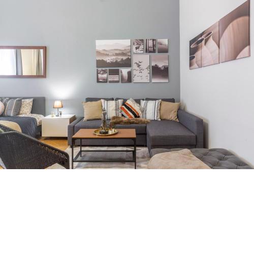 Spacious & Cozy Downtown Apartment with Balcony