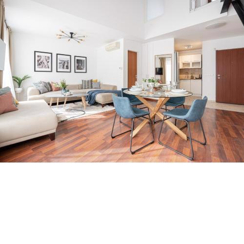 Spacious rooftop home with parliament&Danube view