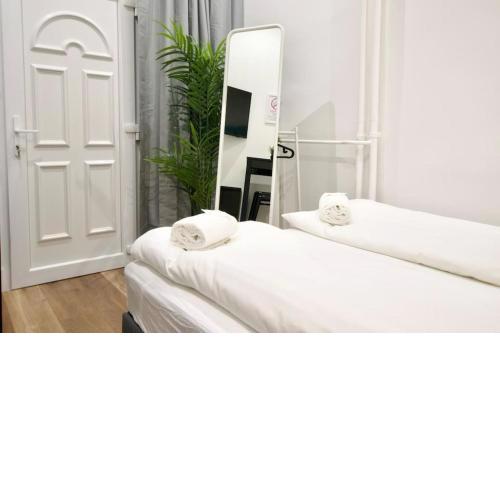 Studio Apartment by Hi- Apartment in Downtown