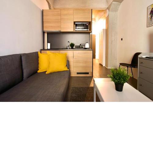 Studio Apartment by Hi5- Rottenbiller Apartment