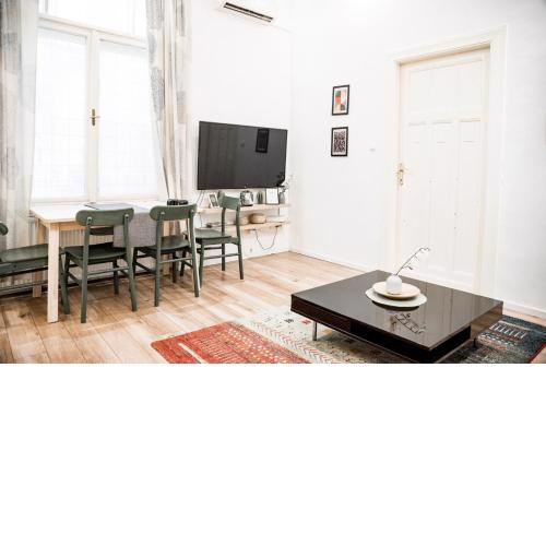 Stylish and Spacious ! Central location Kazincy Netflix