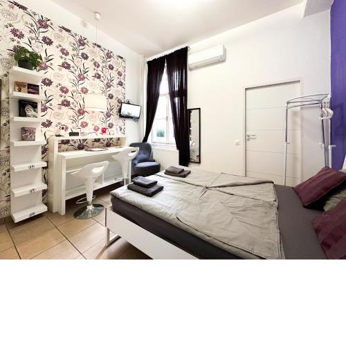 Stylish & Cozy Central Studio - Purple Room