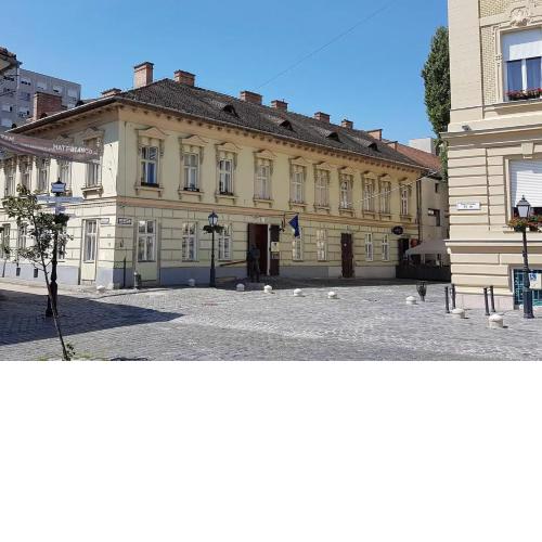 Stylish historic flat for 4 in heart of OldBuda