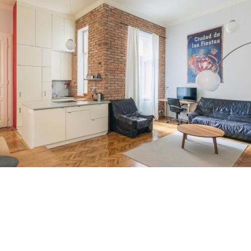 Stylish,Large & Bright Loft in City Center by NW