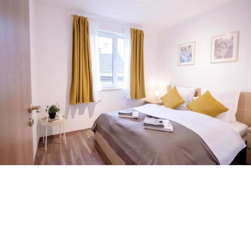Sunny 2BR with balcony at Szövetség street