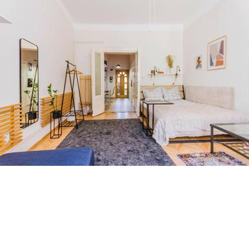 Sunny Bright, centrally located, AC balcony by NW