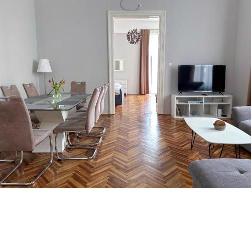 Sunny Castle Apartment