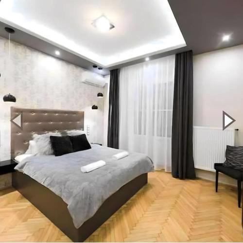 Super Central Cosy 2BR Near NewYork Cafe w/Balcony