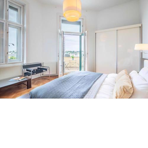 Super Large - Super Comfy with Balcony