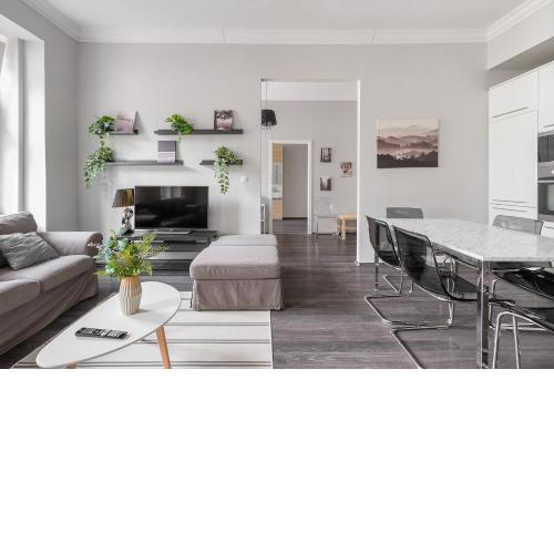 TopCentral Apartment by Cavaland