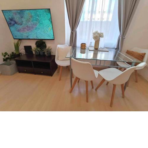 Trendy 2 ROOM Flat, next to Corvin Mall FREE Huge Garage! AC,DISHWASHER,WASHMACHINE, SMART TV