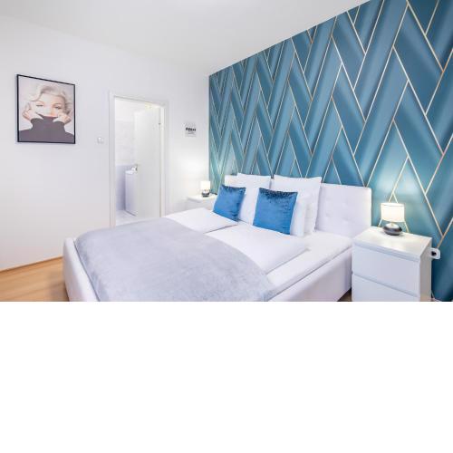 Two bedrooms apartment with free garage in the downtown