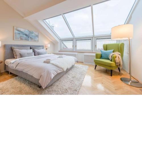 Venus Apartments - Skylit - Deluxe Loft with Skylight