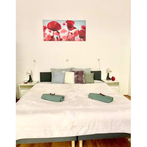 VERY WARM HOME with Big Bed near New York Café