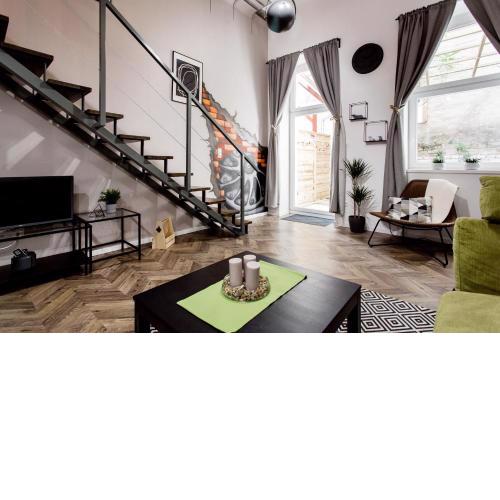 Walk to Nightlife from Elegant and Quiet Apartment