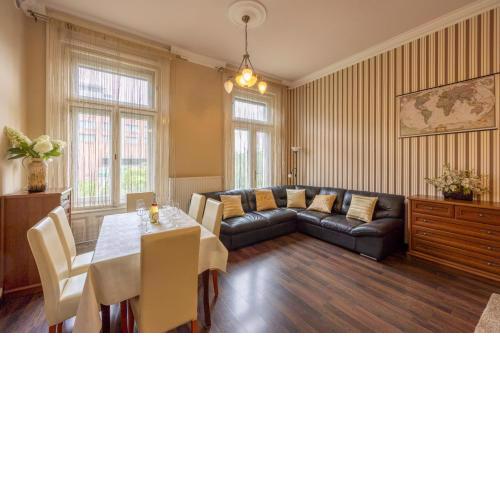 Warm & Cozy Central Home by Anna