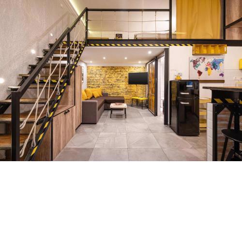 Yellow Compass Studio W40